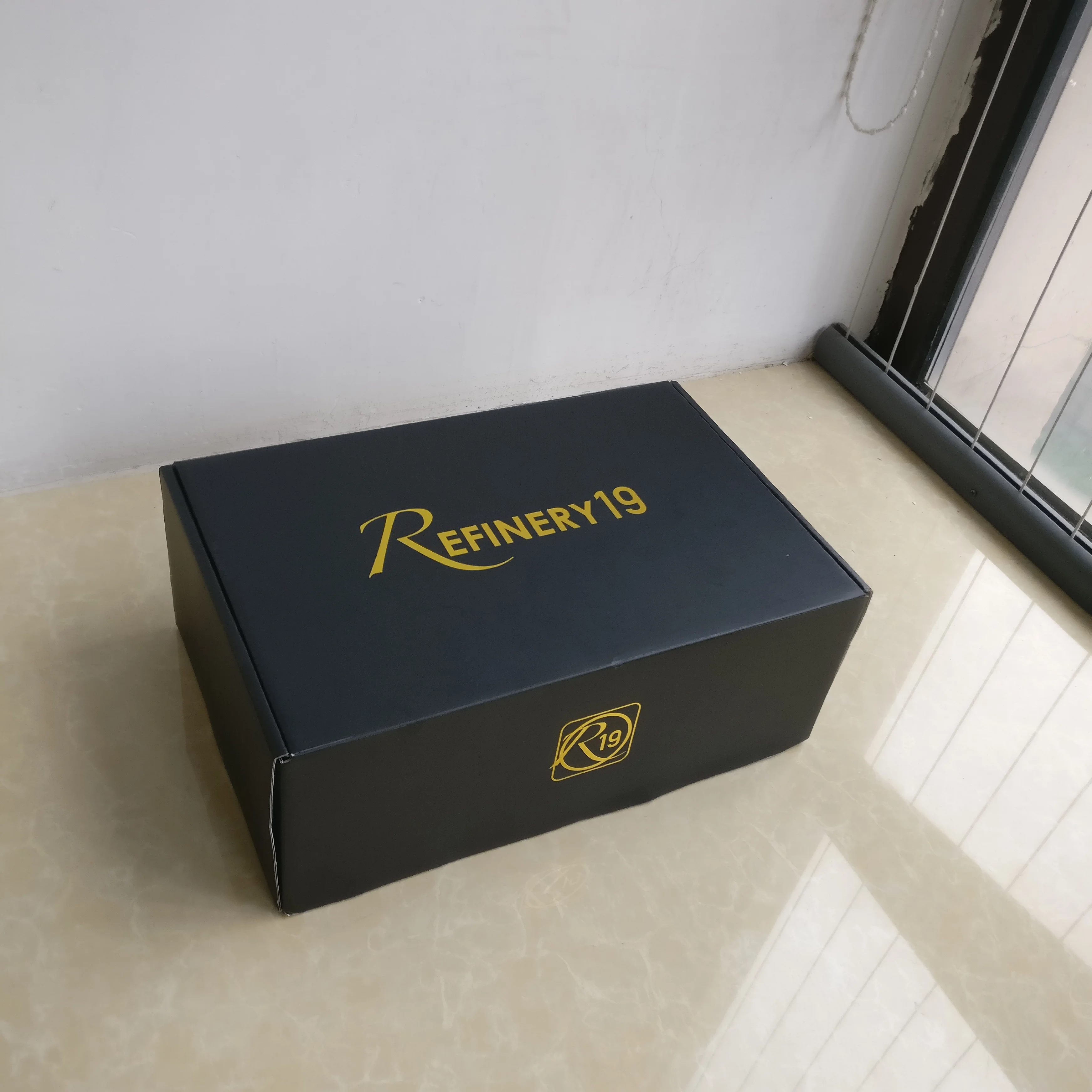 Оптовая продажа 1000 шт./лот на заказ черный картон гофрированный доставка