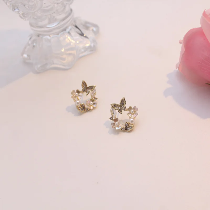 

Romantic Exquisite Pearl Flowers Butterfly Stud Earrings for Women Top Designer Simple Sweet Elegant Luxury Jewelry Quality S925