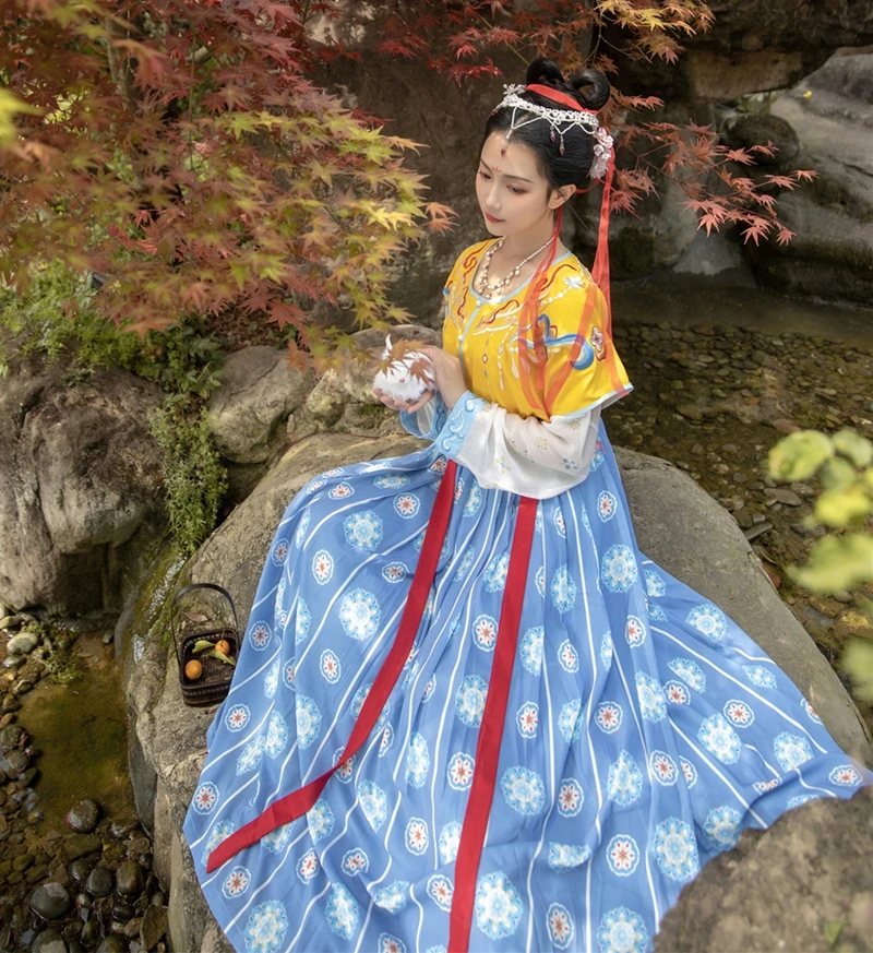 Традиционное платье ханьфу в китайском стиле женское с вышивкой династии песни