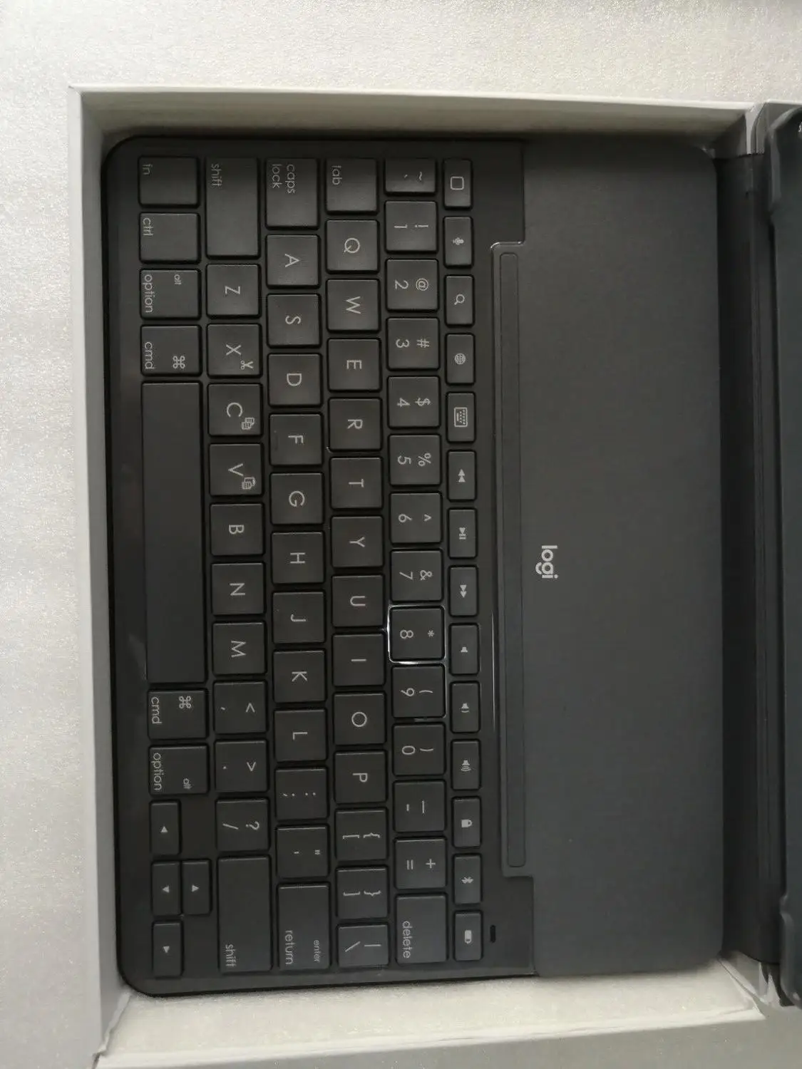 Чехол Logitech Slim Folio со встроенной Bluetooth клавиатурой для Ipad (5 го поколения)