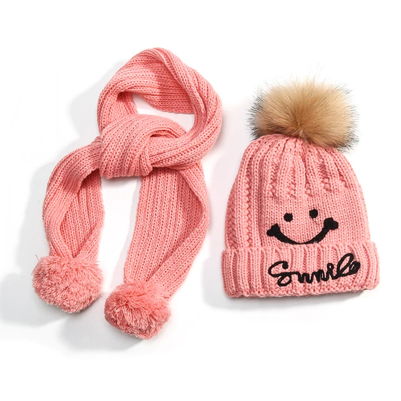 Вязаный комплект из шарфа и шапки шапка с помпоном натурального меха вязаные