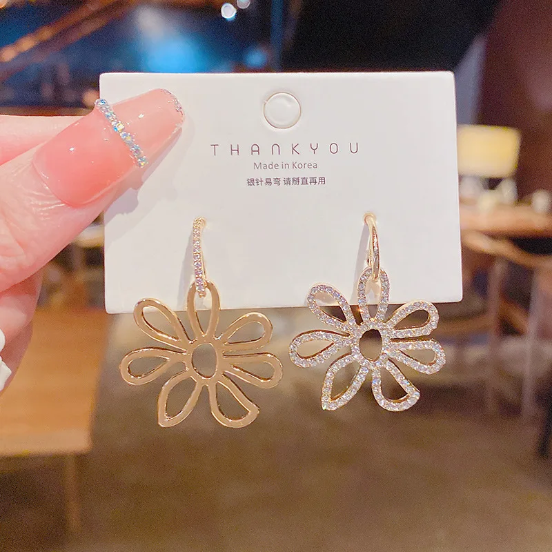 

2021 Design S925 Silvers Asymmetric Flower Dangle Earrings for Women Diamonds Set Shiny Bohemian Jewellery Woman