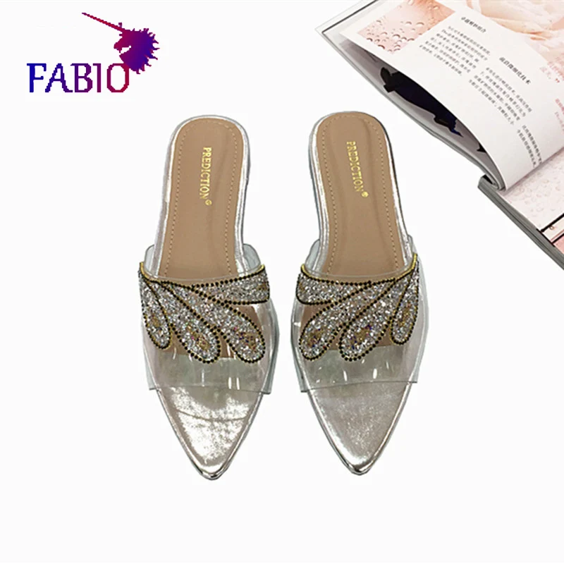 Женские шлепанцы в форме капли украшенные бриллиантами с острым носком