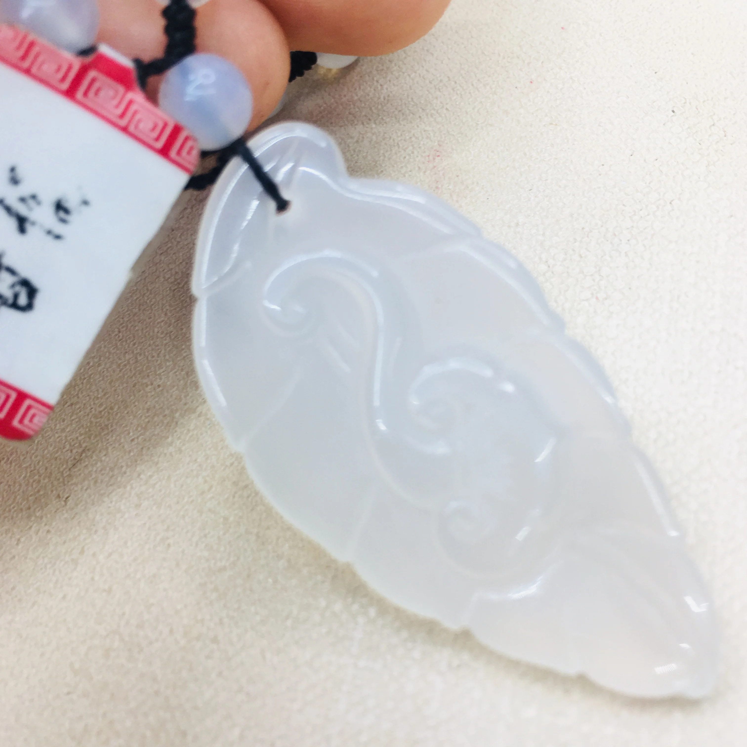 Кулон из натурального бразильского нефрита с вырезанными белыми листьями и