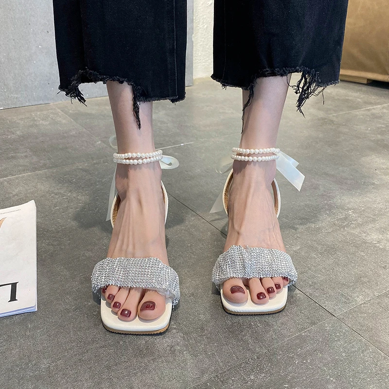 

Летние новые стильные изысканные женские сандалии с квадратным носком и украшением из жемчуга, модные Универсальные сандалии на среднем ка...