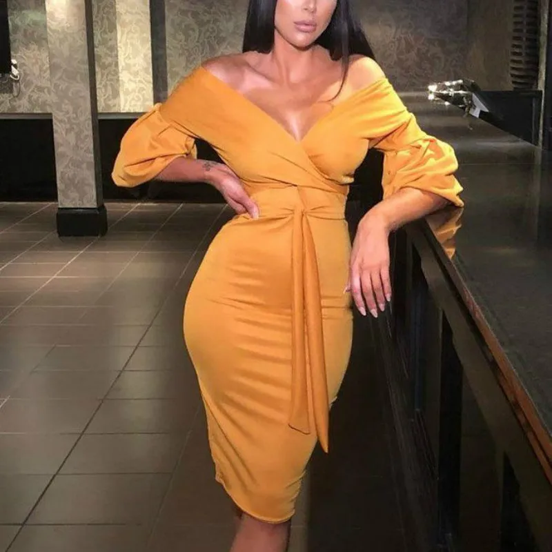 Соблазнительное элегантное желтое облегающее платье с низким вырезом и