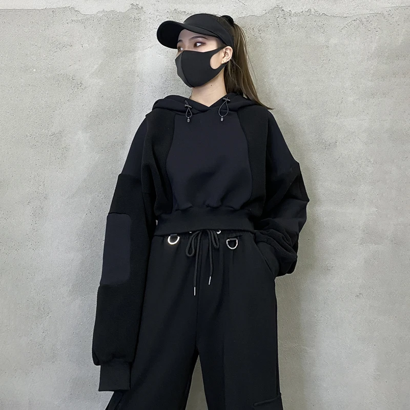 

[EAM] Loose Fit Black Spliced Short Sweatshirt New Hooded Long Sleeve Women Big Size Fashion Tide Spring Autumn 2021 1DD0605