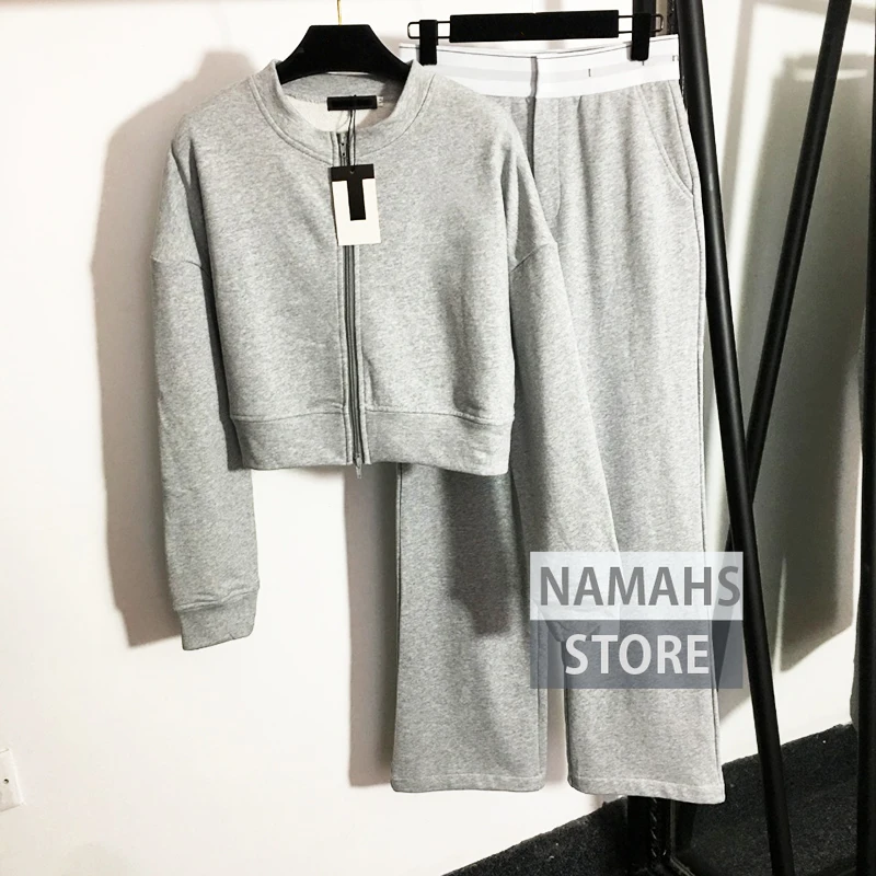 

Женский комплект из двух предметов, куртка на молнии с длинным рукавом и вышитыми буквами и эластичные брюки с высокой талией