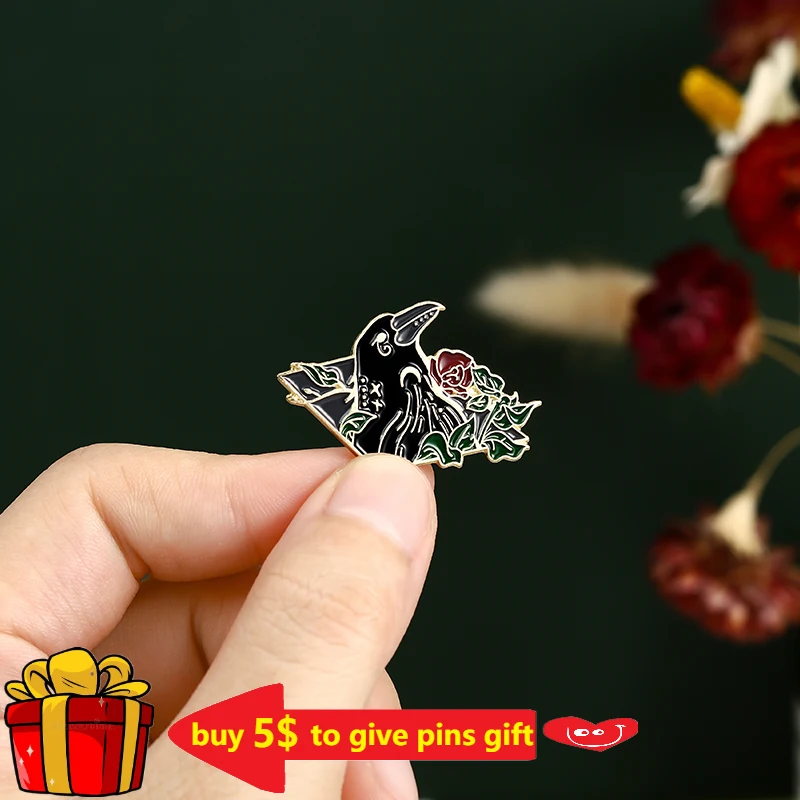 Ворона ворона эмалированные булавки Прямая поставка птица перо луна цветы