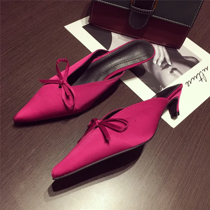 Женские шлепанцы с острым носком розовые или красные на низком каблуке сланцы