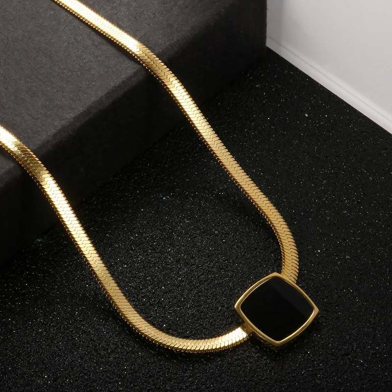 

Luxury Women Snake Chain Link Necklace Blade Chains With Black Square Pendant Sexy Choker Elegant Women Jewelry Gifts Bijoux