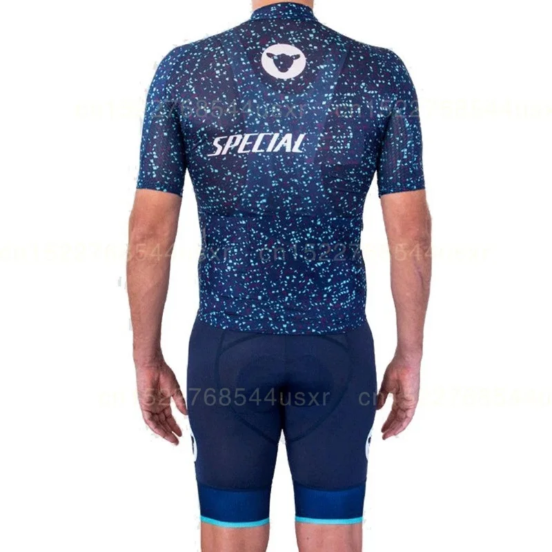 Комплект одежды для велоспорта из футболки и шорт | Спорт развлечения