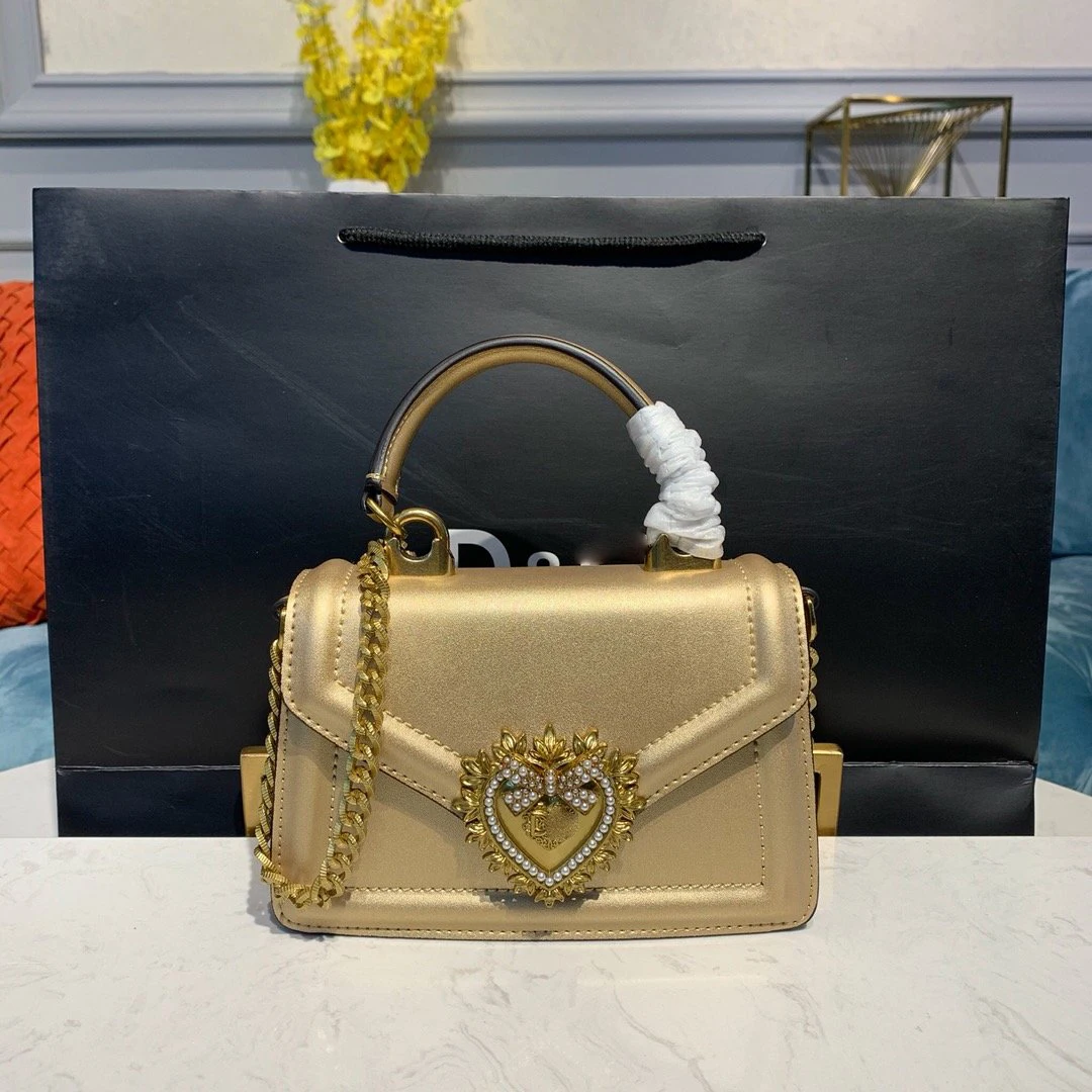 Женские кожаные сумки клатчи с буквенным украшением золотистые маленькие через