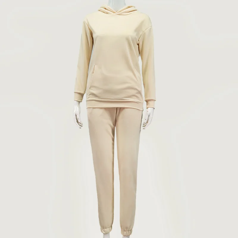Костюм женский из двух предметов свитер с капюшоном и брюки-карандаш эластичным