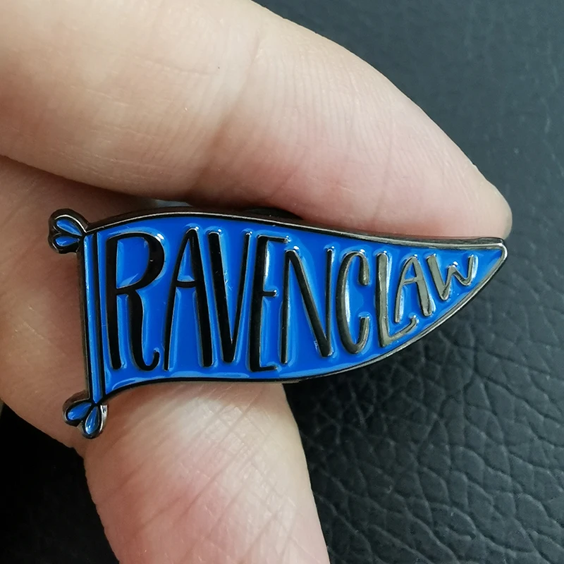 Брошь Ravenclaw это дом для тех кто хочет учиться и расти. Они любят мечтать