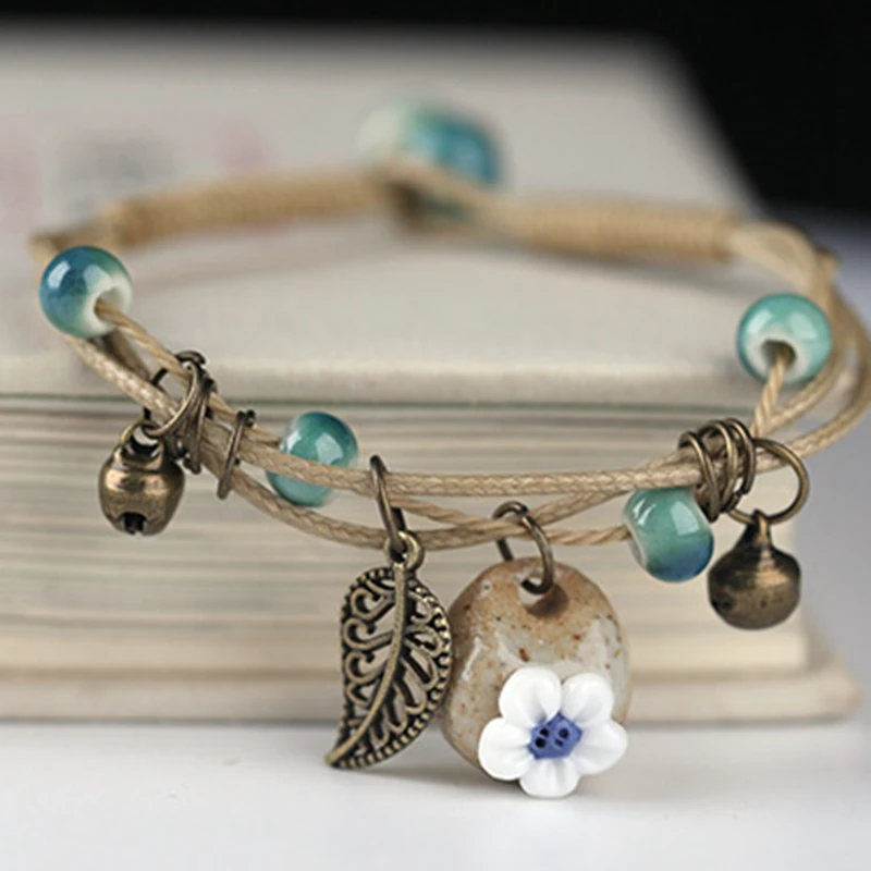 Браслет ручной работы из керамического бисера с подвеской в виде листьев |