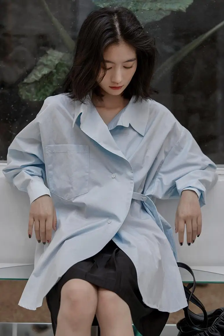 

2021 spring and summer new simple and comfortable loose shirt design sense of niche outside wear top women