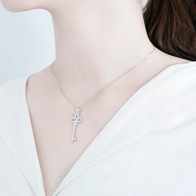 Женское колье из серебра 925 пробы с фианитами