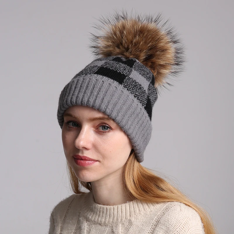 

Шапка женская шерстяная вязаная, с помпоном из натурального меха енота, зимняя, 2019
