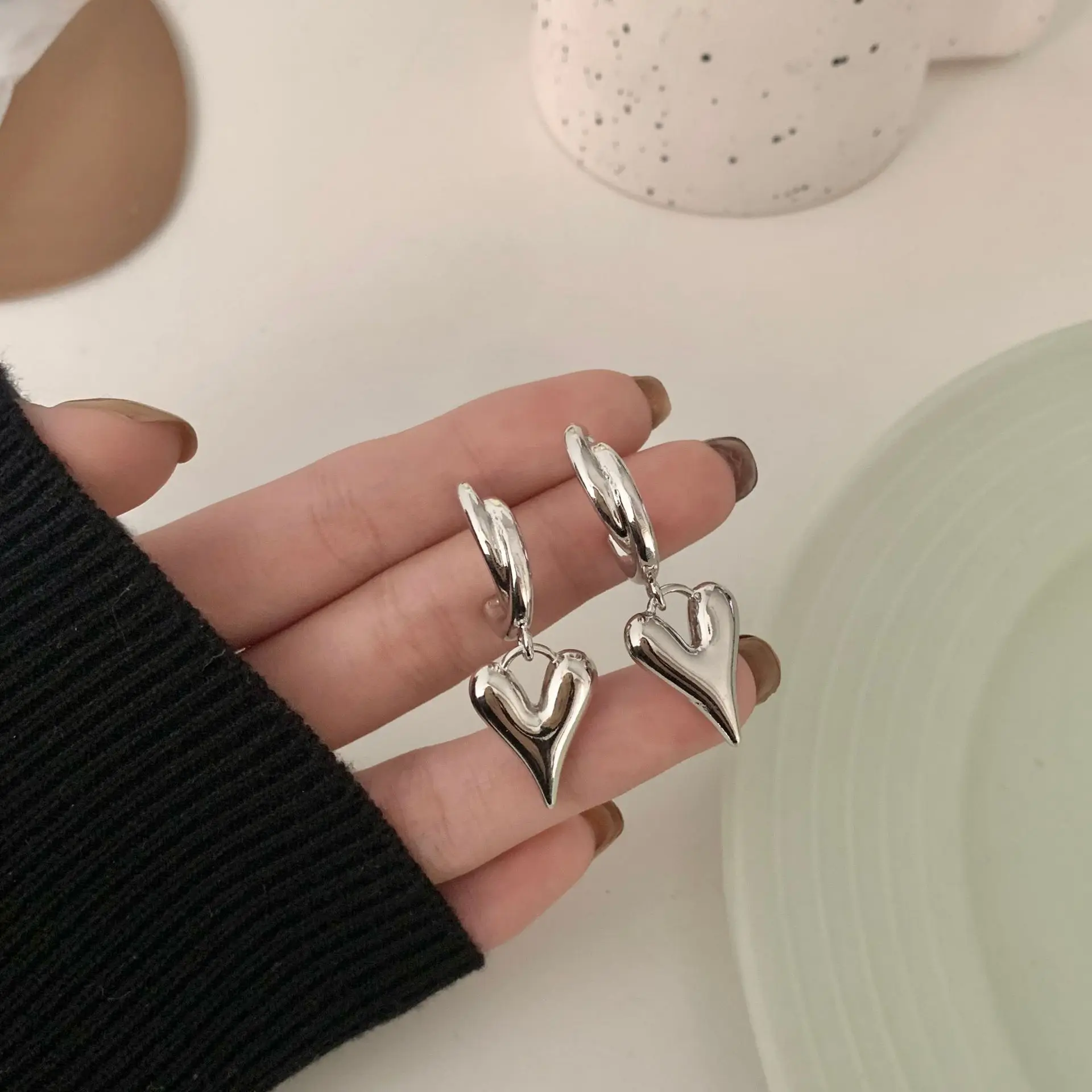 

S925 Silver Needle Korean Metal Love Heart C-shaped Drop Earrings Personalized Temperament Simple Ear Clip Earring No Pierced