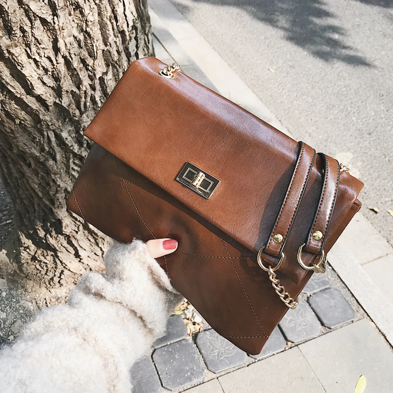 Сумка-конверт женская винтажная кожаная модный саквояж на плечо с цепочкой
