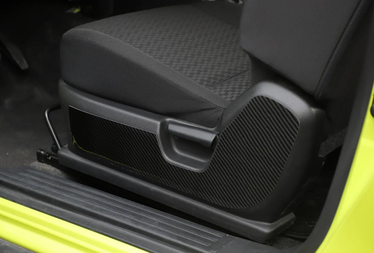 2 * Отделка боковой панели переднего сиденья из настоящего углеродного волокна