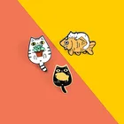 Значок на лацкан с изображением кошек и рыбок, забавный, с изображением животных, для одежды, мешочек для брошек