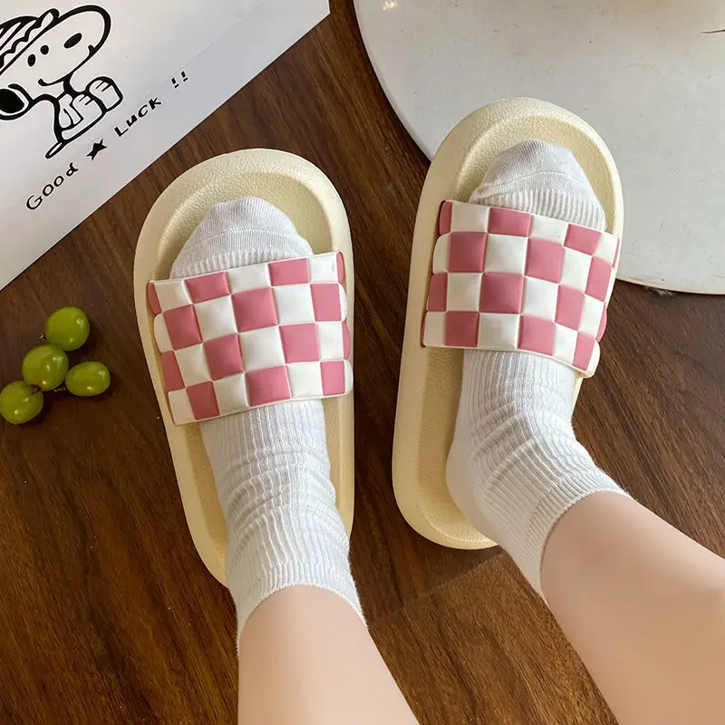 Casual Anti Slip Excrement Stepping Beach Slippers Women's Summer Fashion Wear Soft Bottom Lattice Cool Women