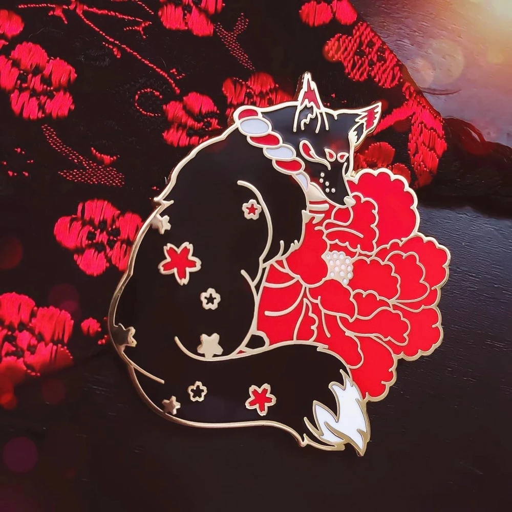 

2021 Elegant Japan Shrine Kitsune Hard Enamel Pin Kawaii Fox and Beautiful Red Flowers Brooch Cartoons Animal Lapel Pins Jewelry