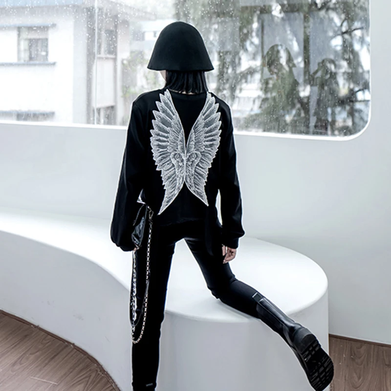 

[EAM] Loose Fit Black Wings Irregular Sweatshirt New Round Neck Long Sleeve Women Big Size Fashion Spring Autumn 2021 1DB944
