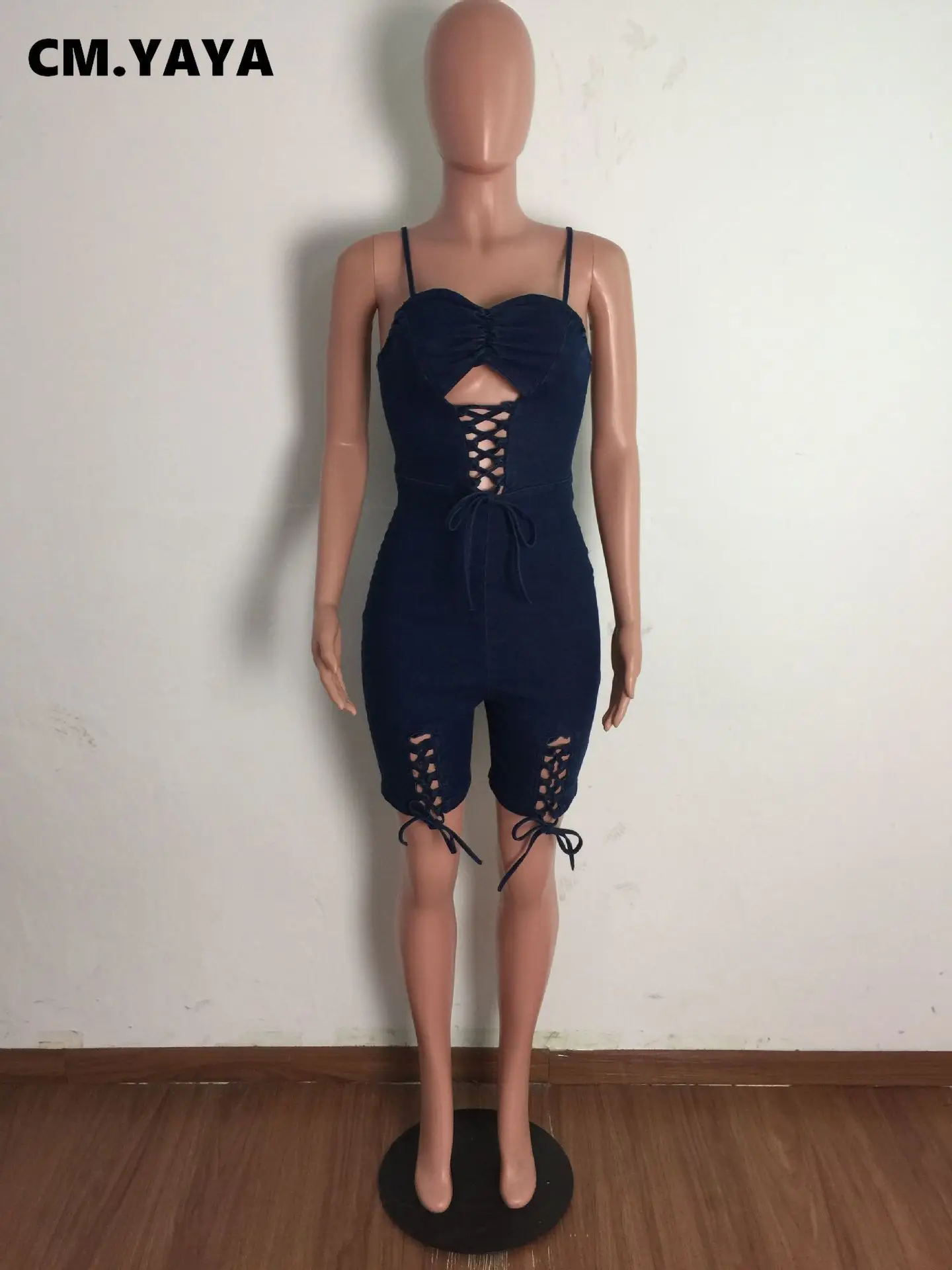 Женский джинсовый комбинезон CM.YAYA однотонный без рукавов на бретелях с