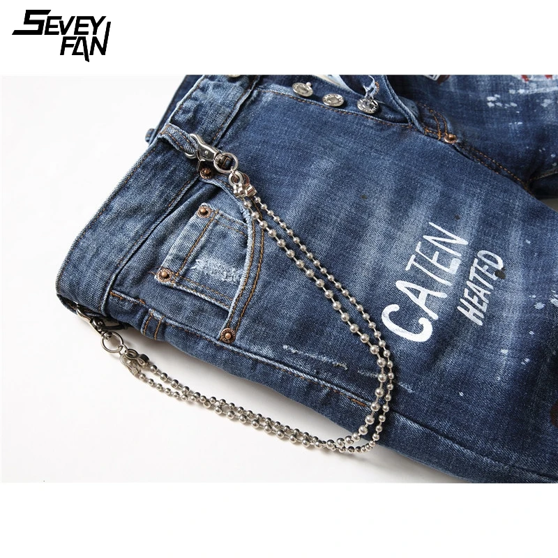 Мужские синие зауженные рваные джинсы с цепочкой и буквенным принтом модные