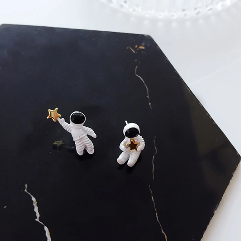 

Asymmetric Pentagram Contracted Earrings Fashion Ladies Earrings Space Astronauts Small Stud Earrings Fashion Woman 1pair