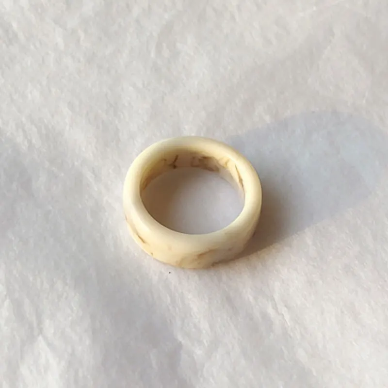 

Cool Wind Ring Vintage Ring Finger Resin Square Wide Ivory Color Rings Fashion Classic Jewelry Women Gift Engagement Round Ring
