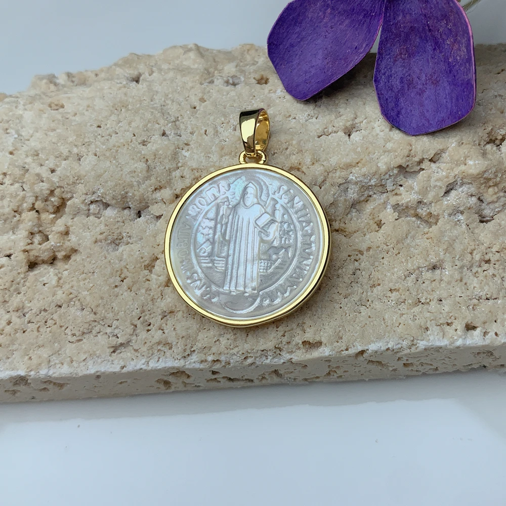 Ожерелье из натуральной белой морской ракушки с круглым крестом Святого