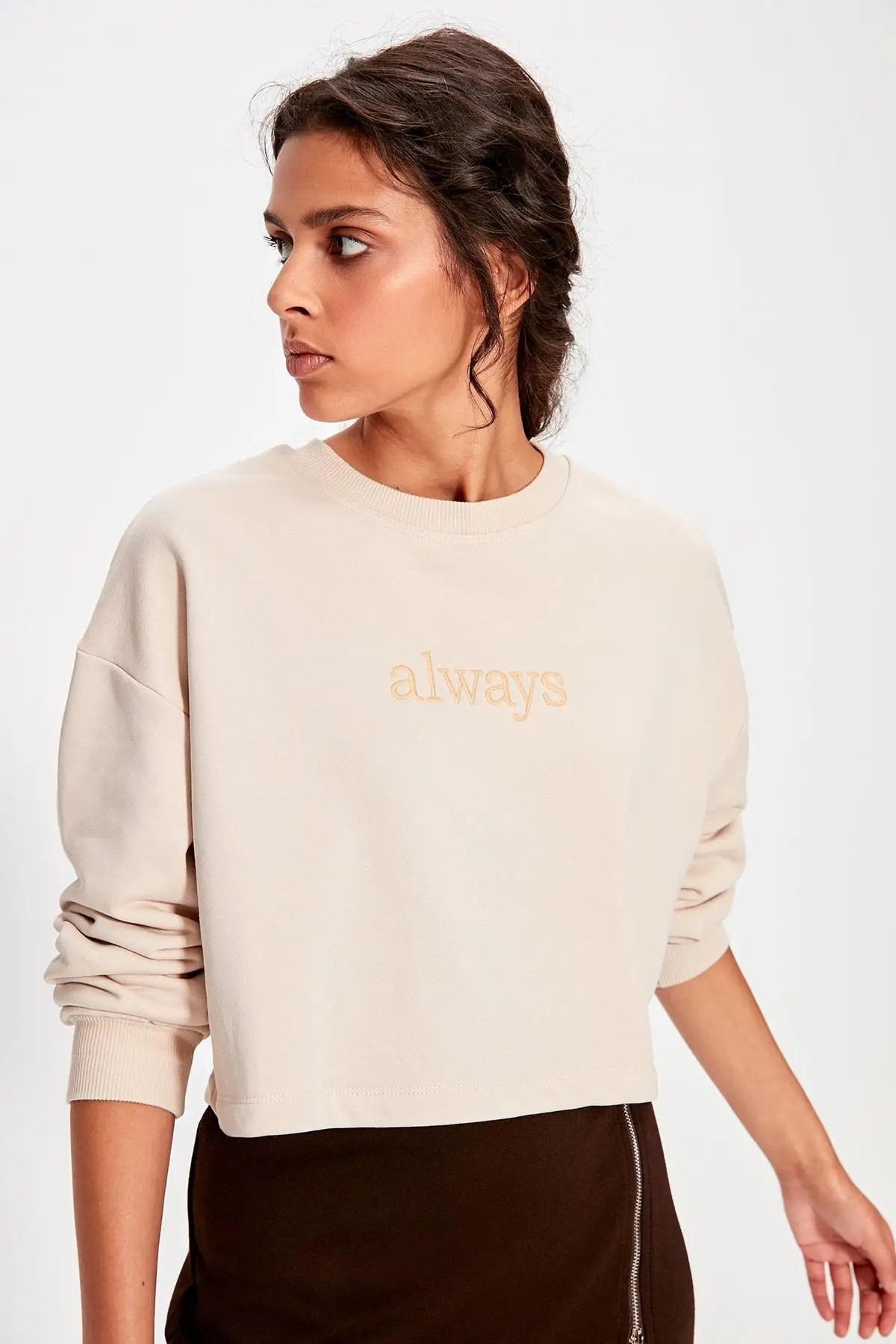 Укороченный трикотажный свитшот с вышивкой в бежевом цвете TWOAW20SW0145|Женские