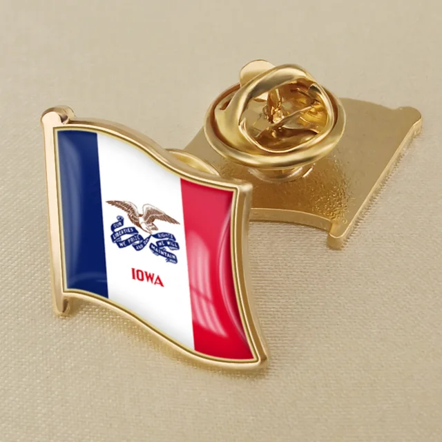 Мужская брошь. Пиджак с лацканами мужской. Мужская брошь на пиджак. Застежки на лацкане. Брошь на лацкан мужского пиджака.