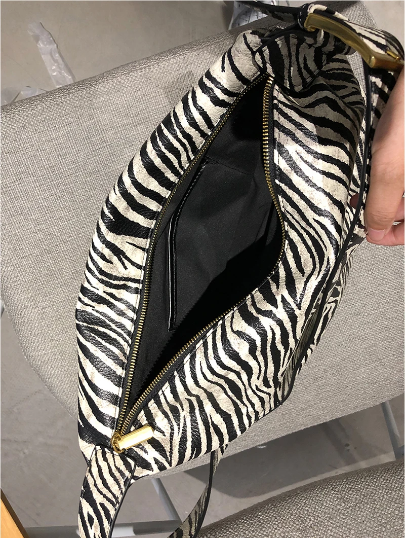 

[EAM] Women New Zebra Pattern Large Capacity Tote Bag Personality All-match Crossbody Shoulder Bag Fashion Tide 2021 18A1966