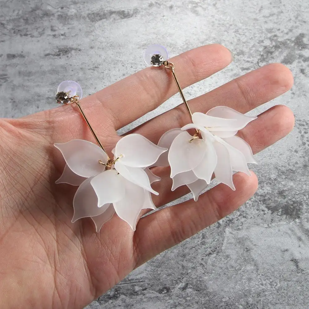 Длинные металлические серьги с подвеской многослойные лепестками и кисточками в