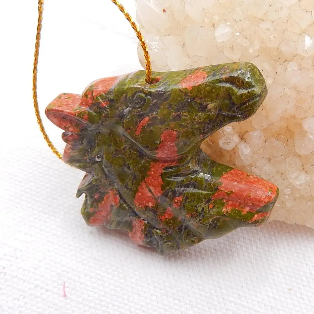 Подвеска-шарм из натурального жаспера унакита с вырезанным головой лошади. Украшение для ювелирных изделий. Подарочный камень. Размер 39x43x7 мм, вес 23 г.