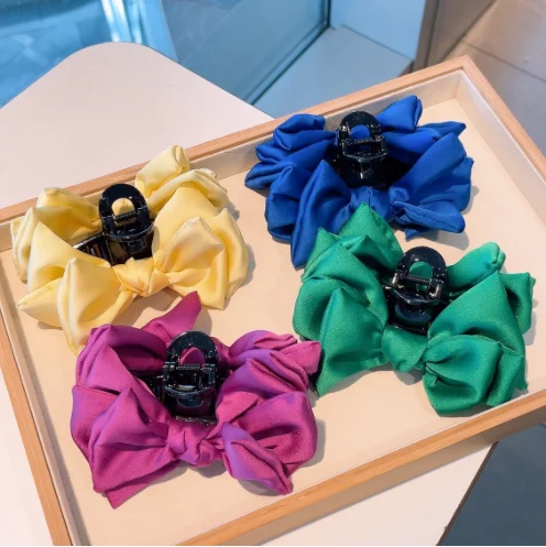 

Retro chic girl goes out all-match silk bow hair on the back of the head catches Klein blue hairpins
