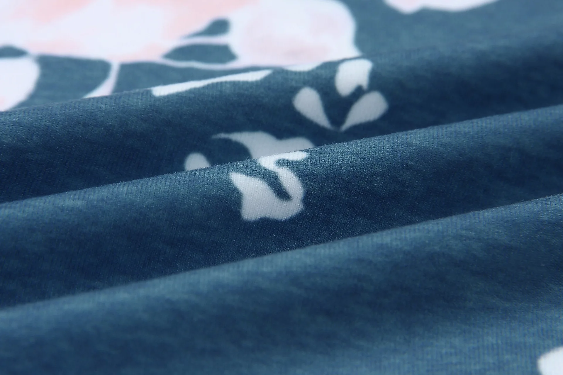 Женский свободный пуловер с принтом черный тонкий свитшот круглым вырезом и