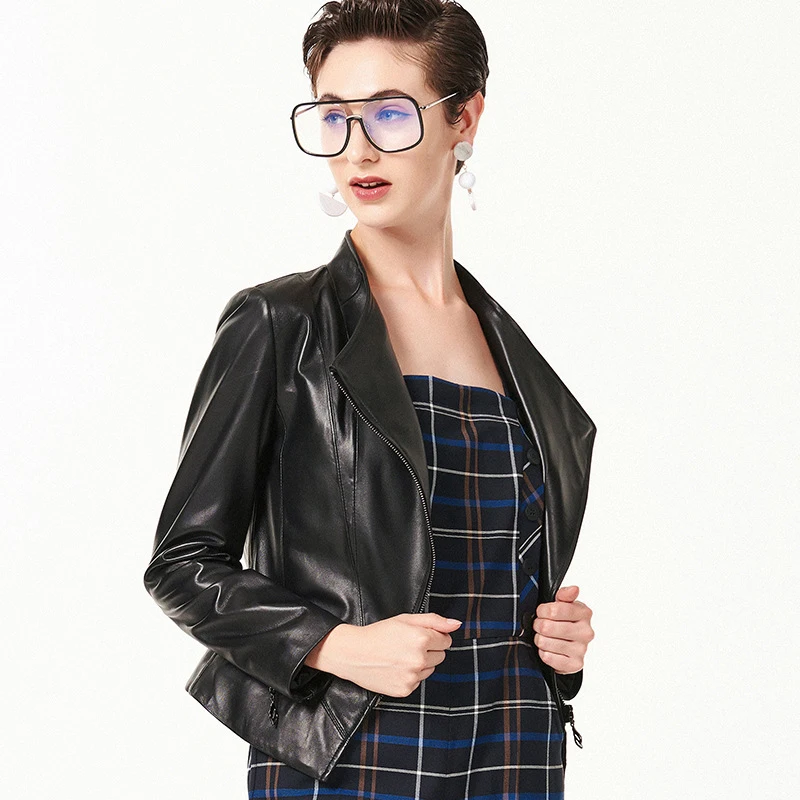 Женская короткая куртка из натуральной овечьей кожи черная приталенная