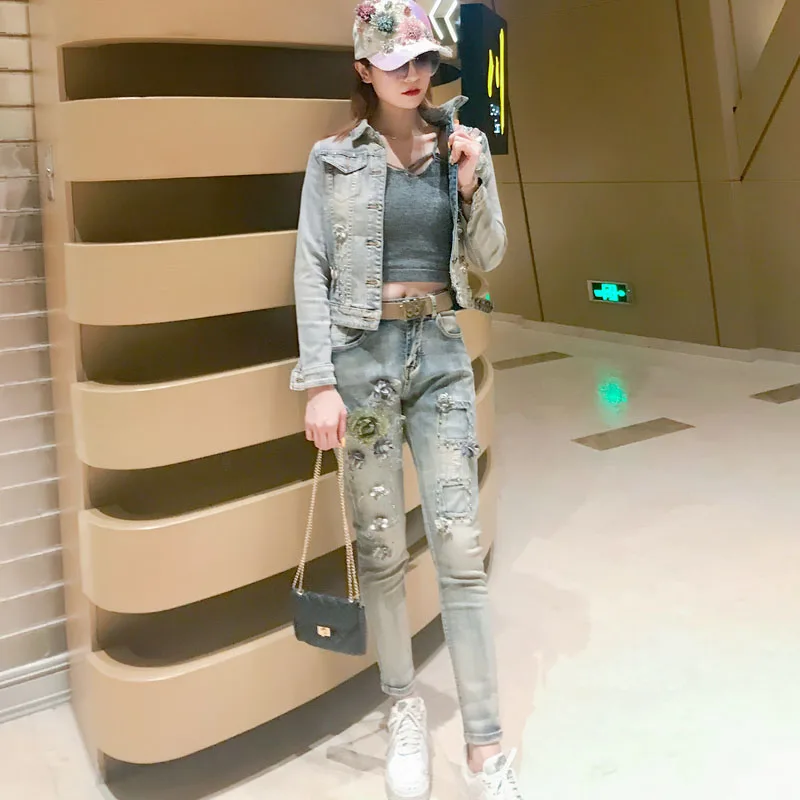 Женский джинсовый костюм из двух предметов куртка и джинсы с цветочным принтом