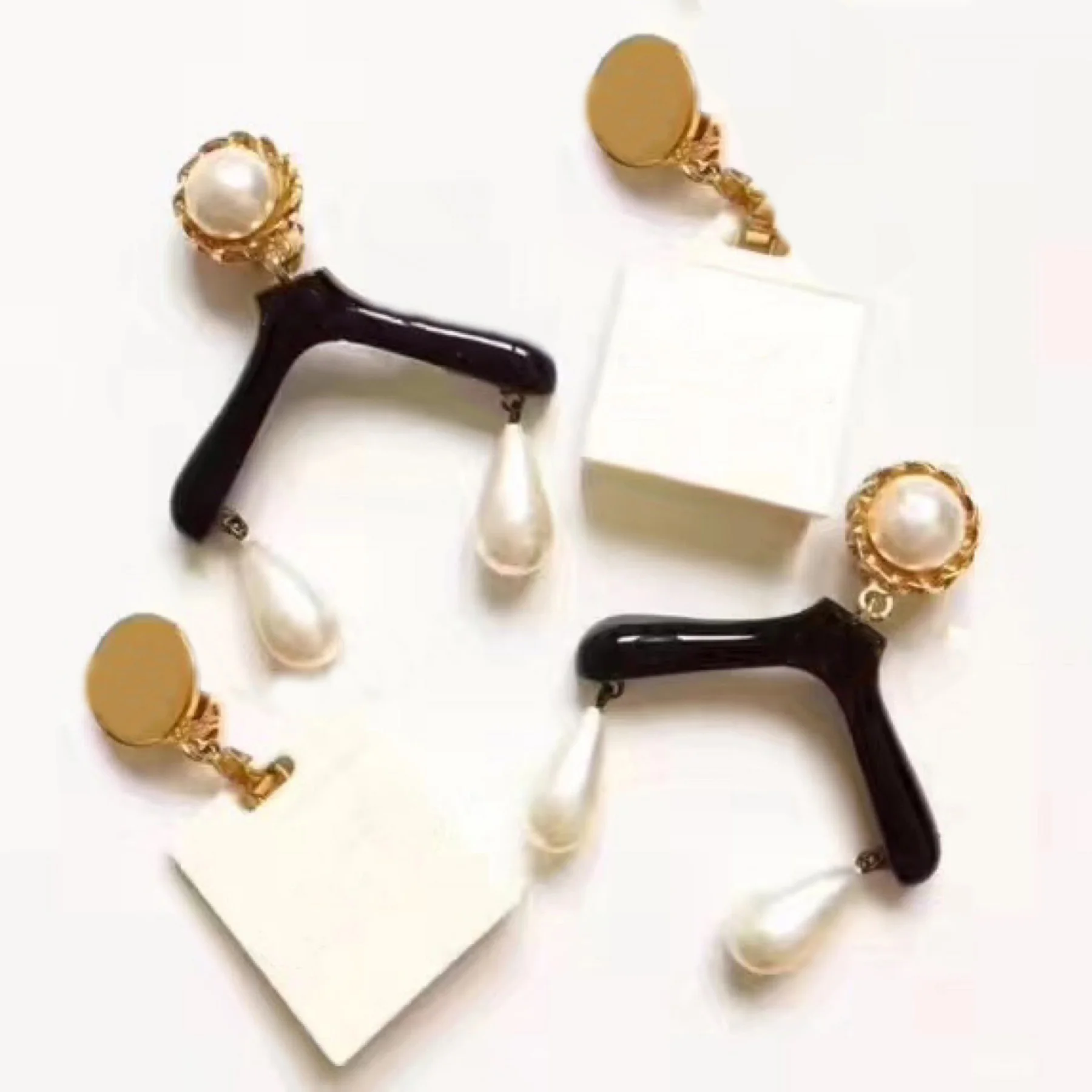 

Famous Brand Acrylic Square Hanger Vintage Earrings Ear Clip For Women Luxury Jewelry High Quality Designer Runway Trend Goth