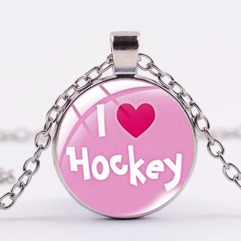 Винтажное колье в стиле хоккея на траве с силуэтами игроков под стеклянным куполом, спортивные украшения в подарок для членов клуба.