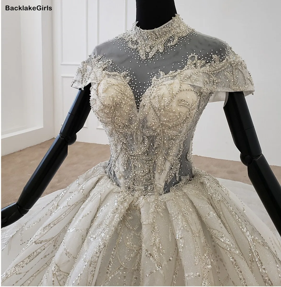 Белое свадебное платье со шлейфом с высоким воротом и рукавами-крылышками