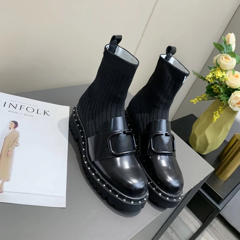 Koop Met Logo Winter Mode Schoenen Voor Vrouwen Dikke Bodem Klinknagel Intern Verhoogd Stretch Sok Laarzen Splicing Martin Laarzen