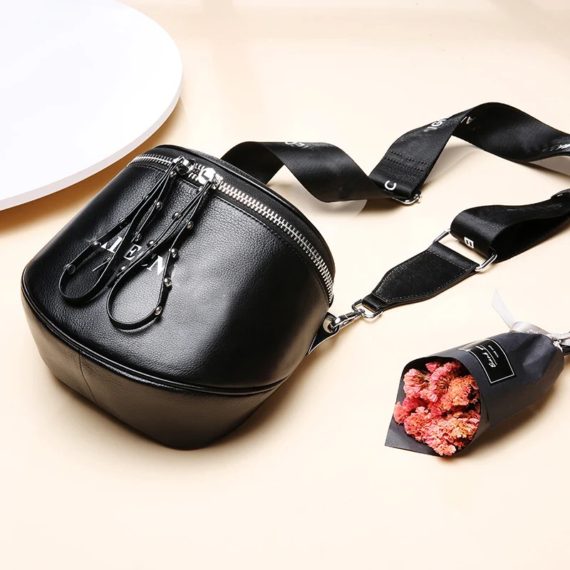 Модная женская сумка через плечо мессенджер простая и универсальная стильная