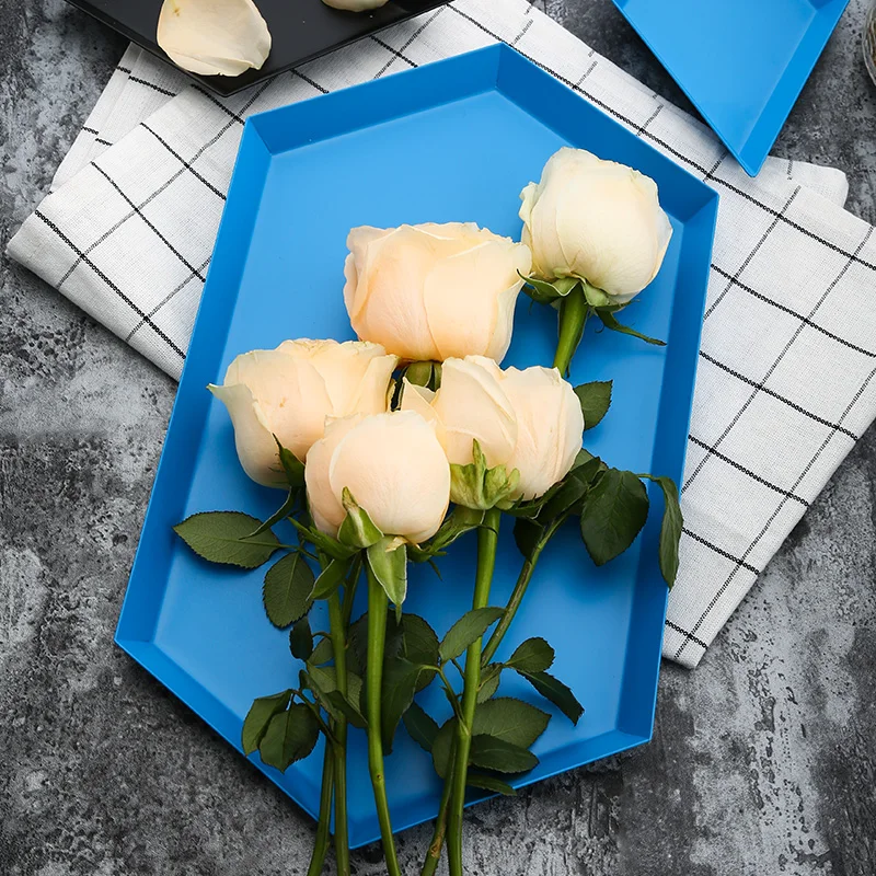 Поднос скандинавском с геометрическим рисунком алмазными металлическими